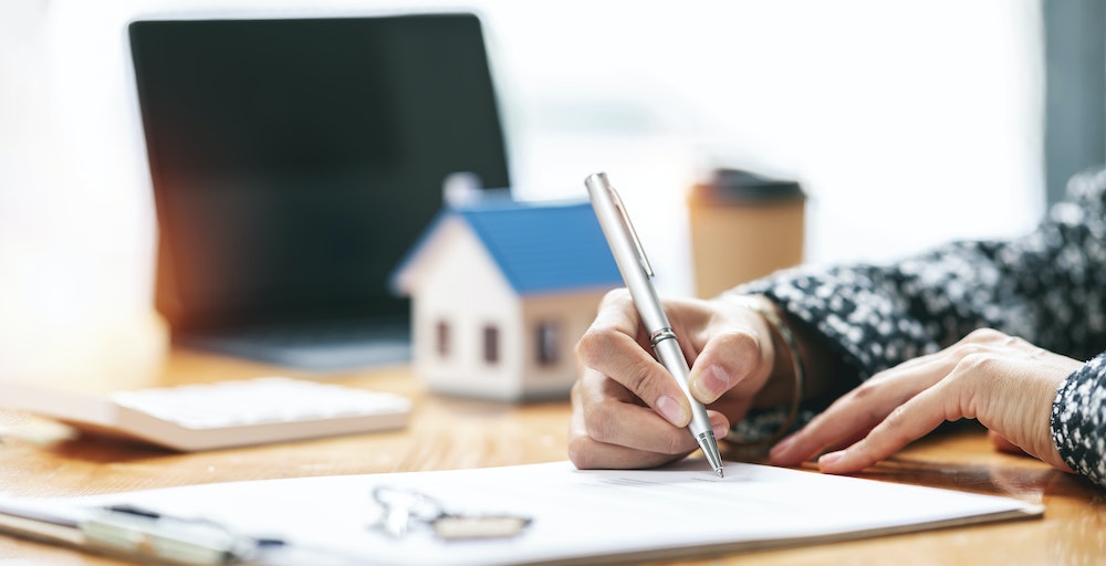 Attestation d'hébergement pour un étranger : quel impact sur le droit au séjour ?
