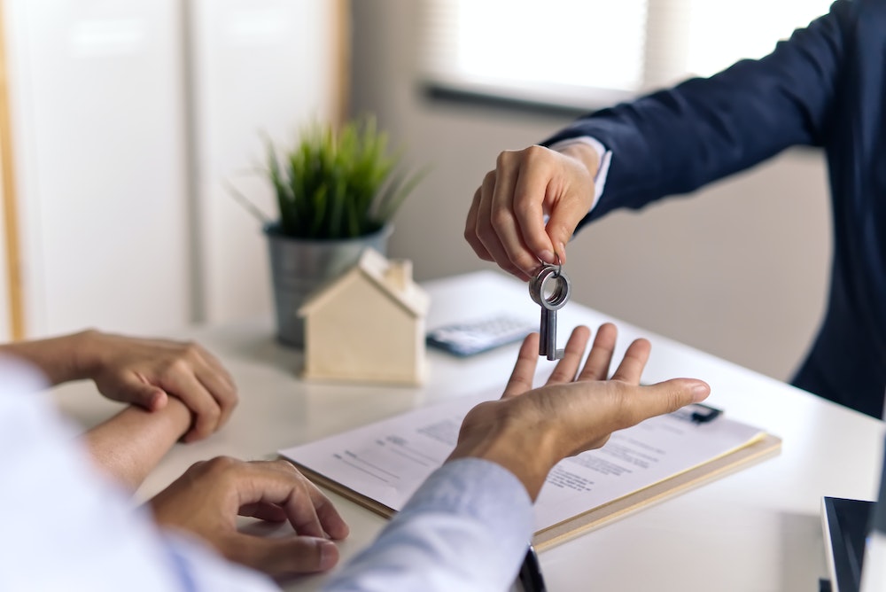 Agence immobilière à frais fixe ou agence classique : laquelle choisir pour réussir votre transaction?